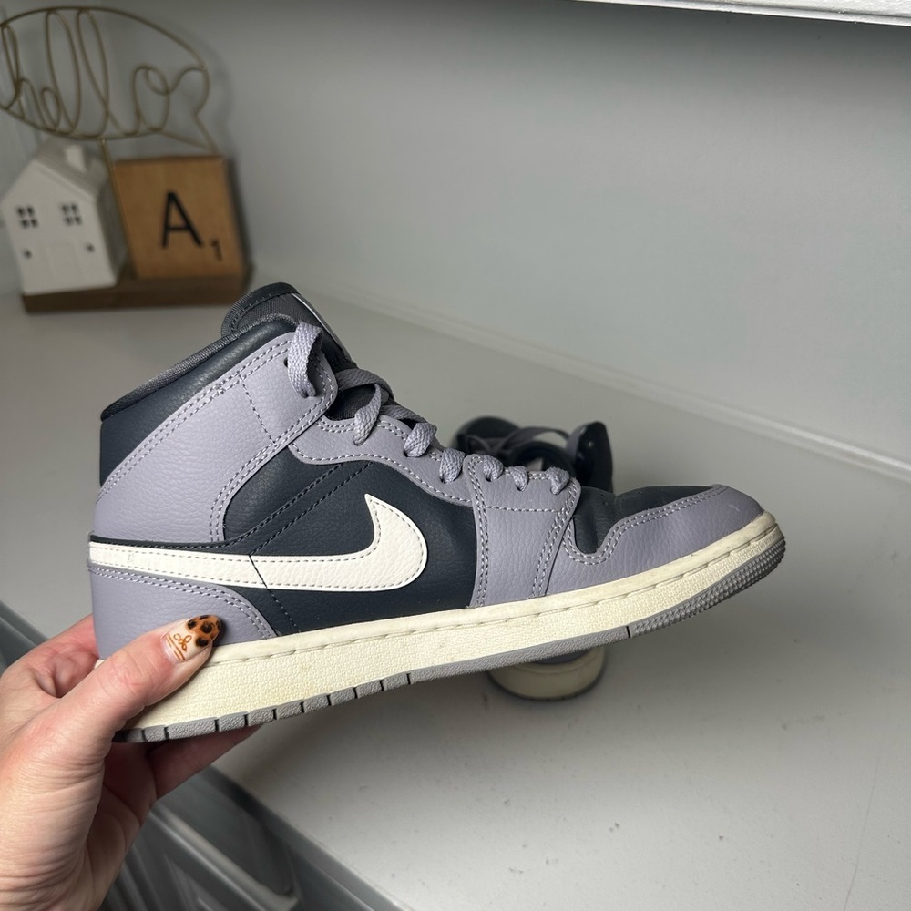 Nike Air Jordan 1 Mid Women's 8 Gray Black White Leather Sneakers BQ6472-022 - Picture 7 of 9